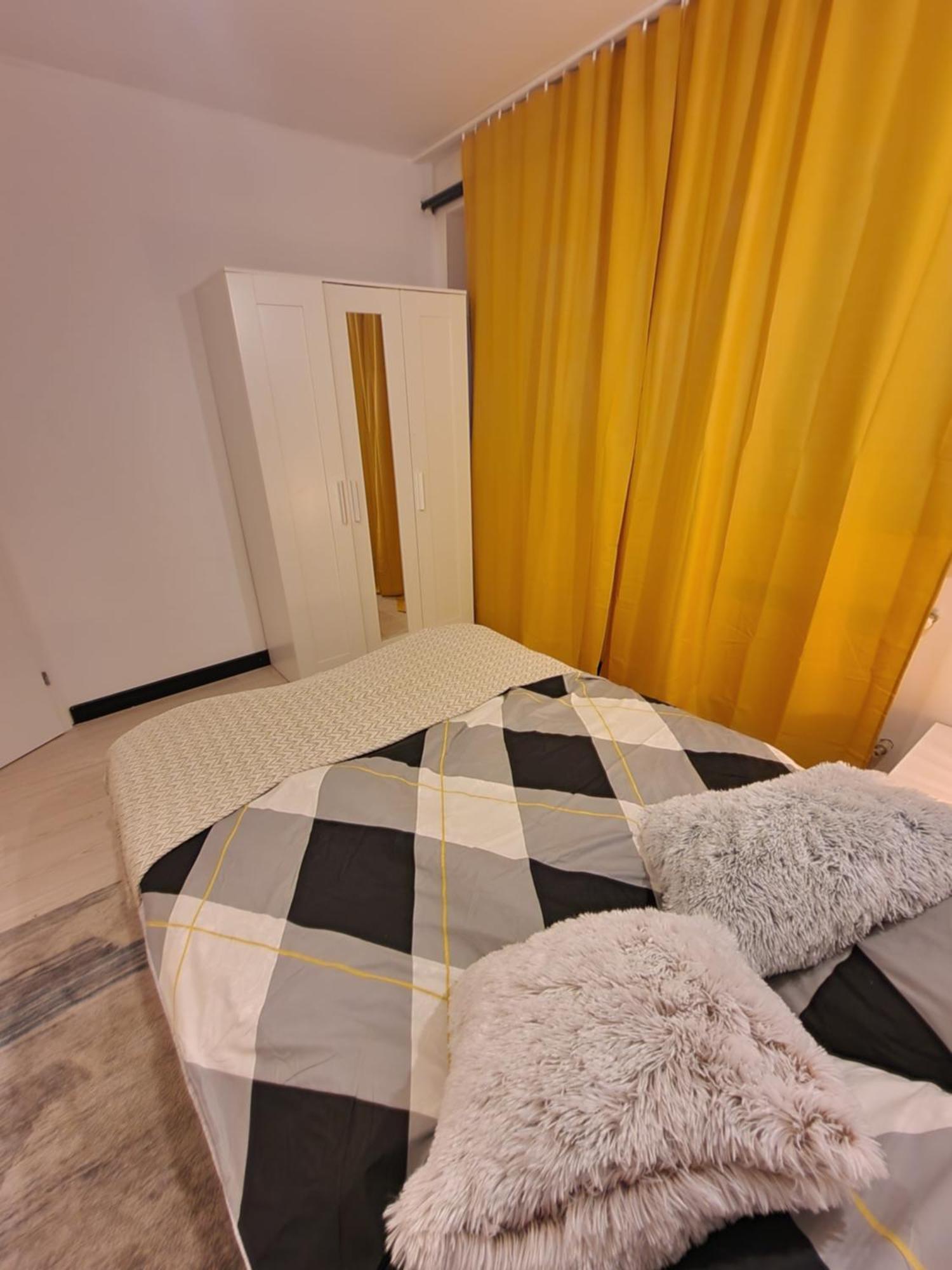 View Apartments And Rooms Варшава Екстериор снимка